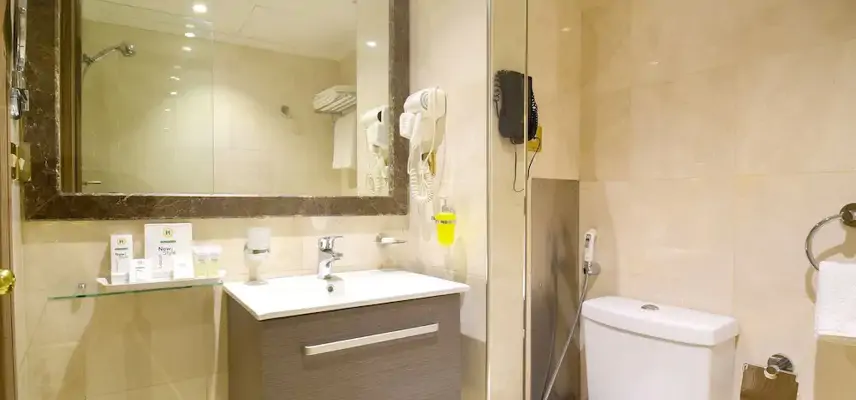 Golden Tulip Al Zahabi image